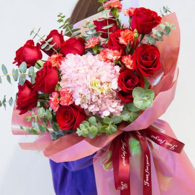 守护爱 - 1枝粉色绣球，11枝卡罗拉红玫瑰